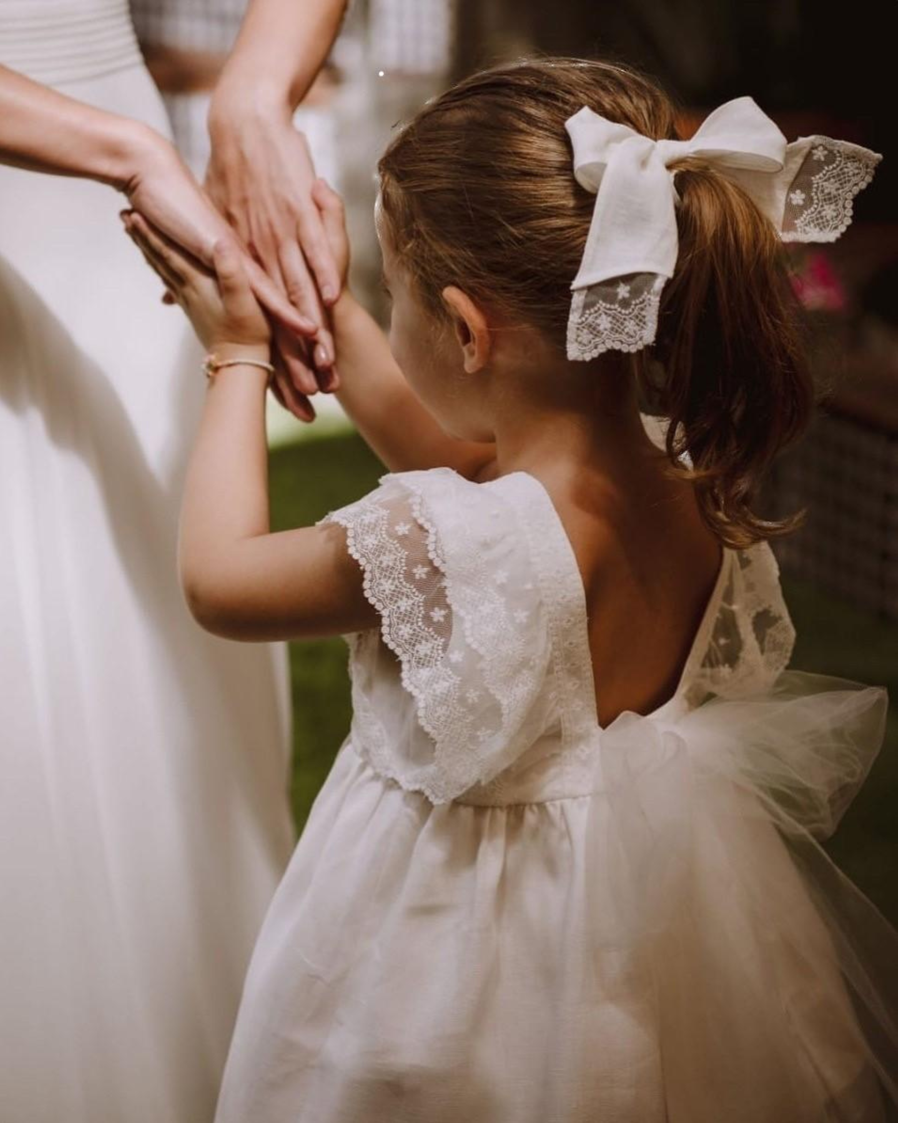 Lea - Flower girl dress off-white linen and V-shaped back